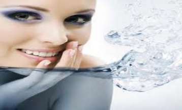 Gyors hidratálás ránctalanítással! Aqua Peel hidrodermabráziós hámlasztás, face-liftinggel és elektrostimulációval, vagy elektromágneses kötőszövetregenerálással és masszázzsal, plusz 80% kedvezmény orvos-kozmetikai lézeres zuhany kezelésre! - akciós kupon
