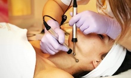 Feszes, tónusos arc arcjóga nélkül! Arckontúrozó, szemhéjemelő, mimikai izom tornáztató és ráncsimító kezelés bionikus bipolus mikroárammal és OxygenJet bőrmegújítással! Plusz 60% kedvezmény Rádiófrekvenciás kollagén indukcióra! kupon