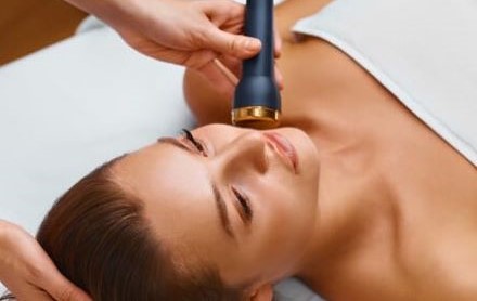 Fiatalos arcot szeretnél? Ráncsimító, feszesítő, hidratáló Dermalift arckezelés növényi őssejtekkel! Plusz 30% kedvezmény AquaPeel hydrafacial vagy mikrodermabáziós kezelésre! kupon