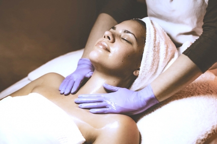 Kényeztető Elektromágneses sejtregenerálás! Teljes arc és dekoltázskezelés, OxygenJet oxigenizáló bőrmegújítással! Plusz 30% kedvezmény tű nélküli mezoterápiára! kupon