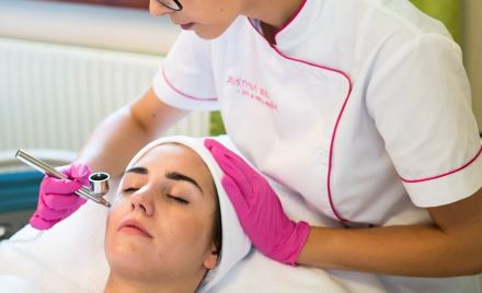 Bőröd megújulásra vágyik? Intenzív és kíméletes bőrmegújítás mikrodermabráziós hámlasztással és OxyJet oxigénterápiás bőrfeltöltéssel teljes arcon! Plusz 50% kedvezmény medical lézeres sejtaktiválásra! kupon