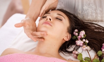 Anyáknapi kényeztetés! Oxigénes bőrmegújítás, növényi őssejtes relaxmasszázs és softlézeres ráncsimító luxuskezelés! - akciós kupon